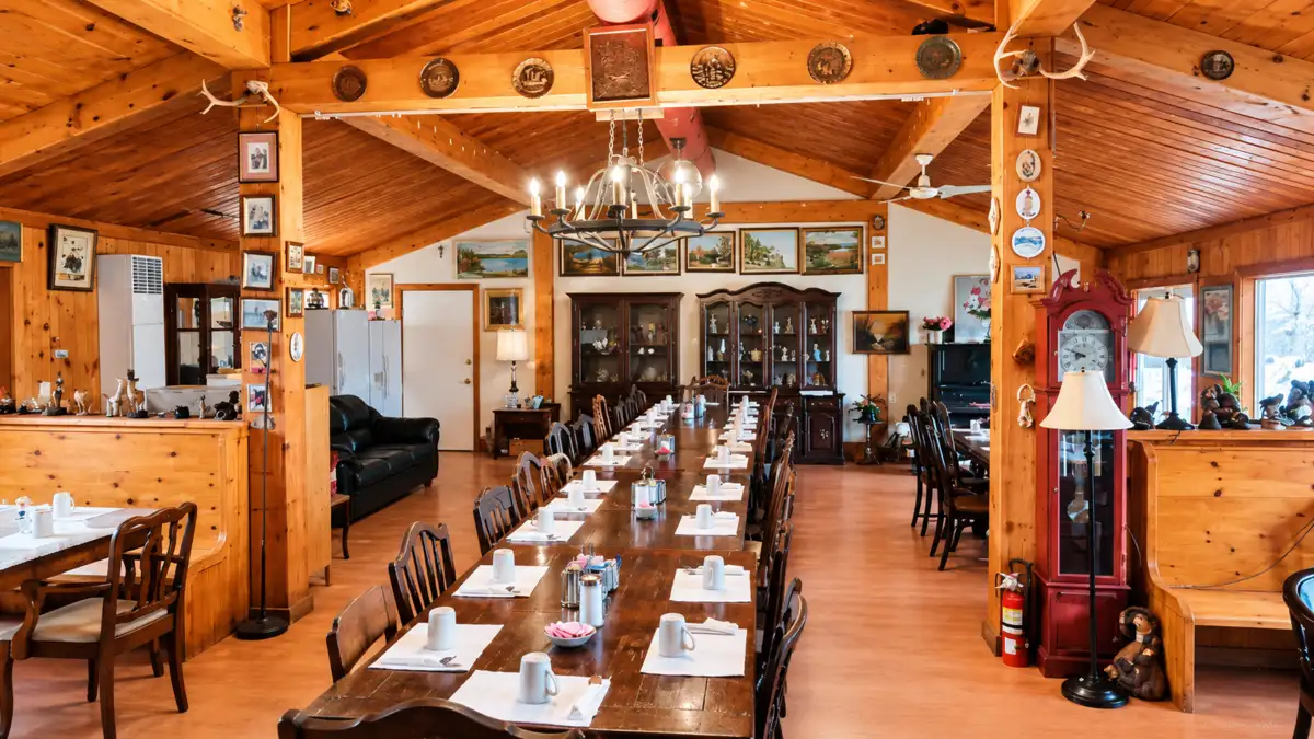 Large group dining room at Top Notch Breakfast Restaurant